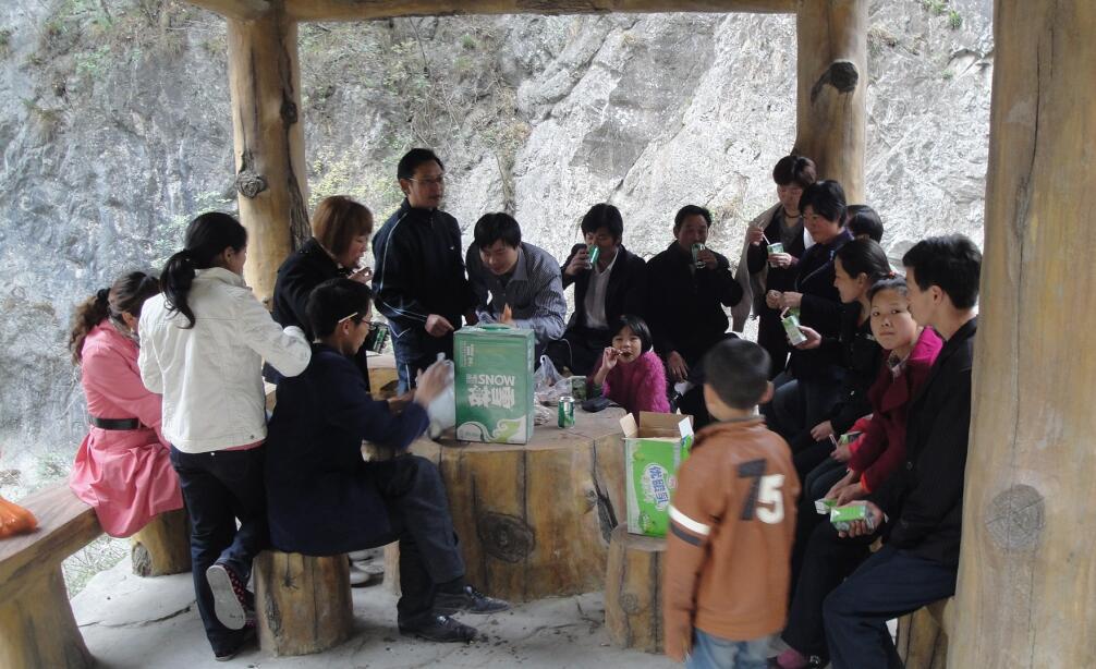 好色先生TV下载无限看片APP塑胶跑道团队武当山一日游团建合照