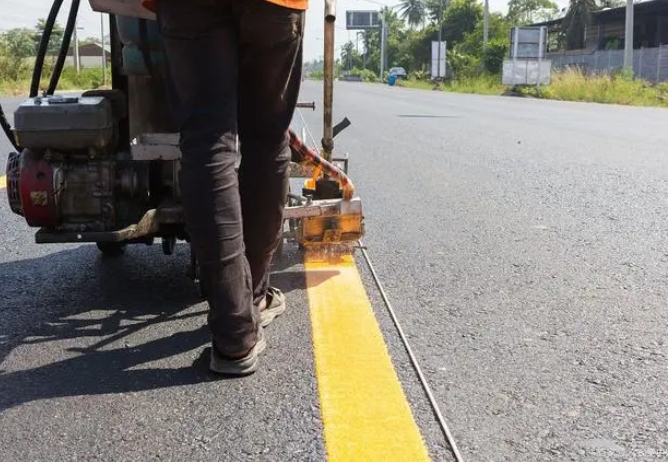 道路热熔标线施工在春、夏两季施工分别应注意哪些事项？