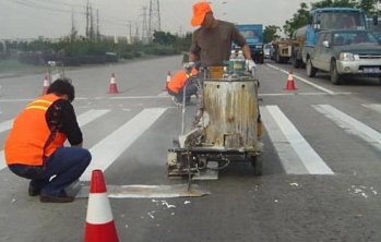 道路中间三种颜色标线：白色、黄色和蓝色 各有什么左右